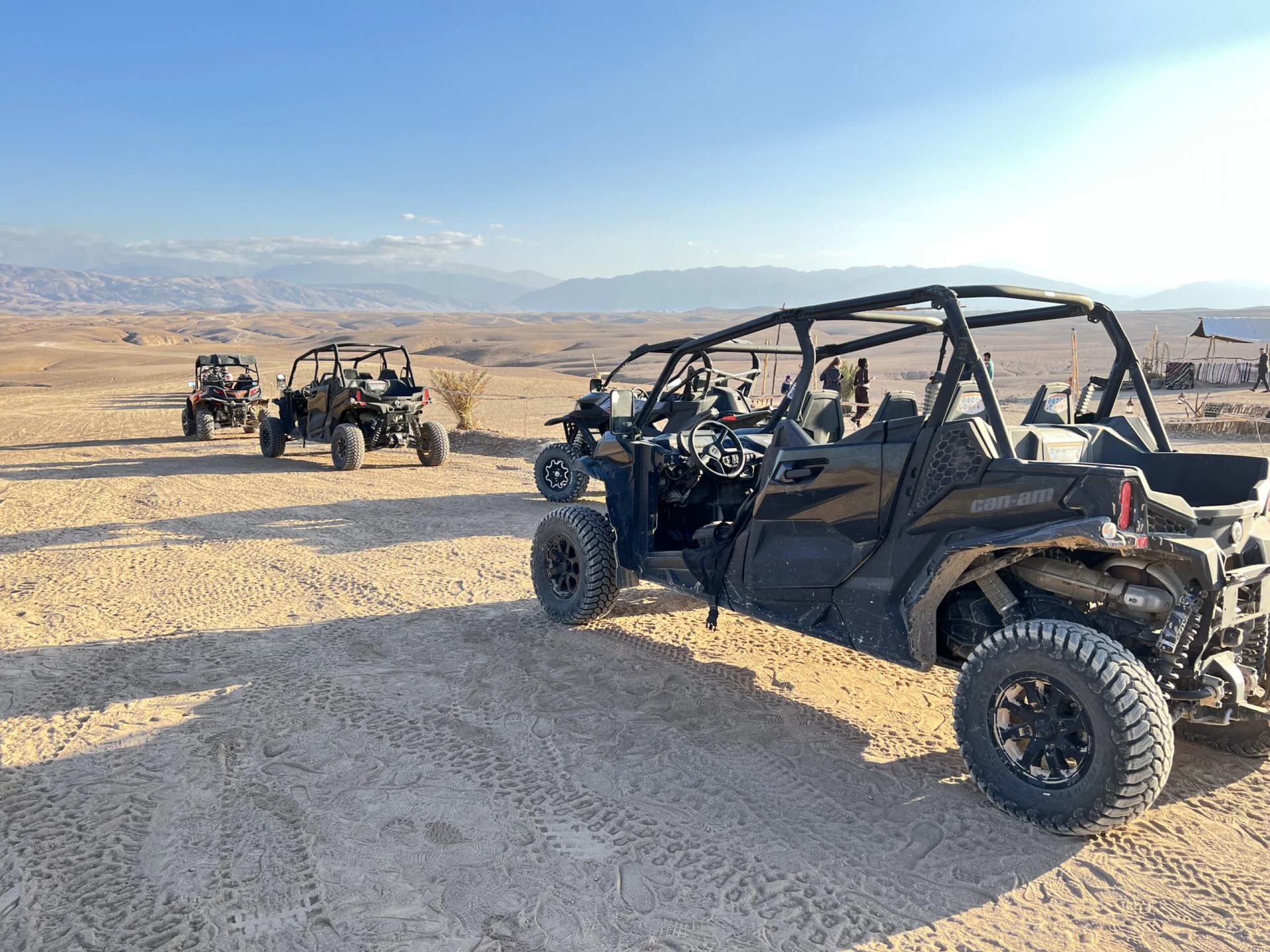 Buggy biplaza recorriendo una pista del desierto de Agafay camino del lago Takerkoust